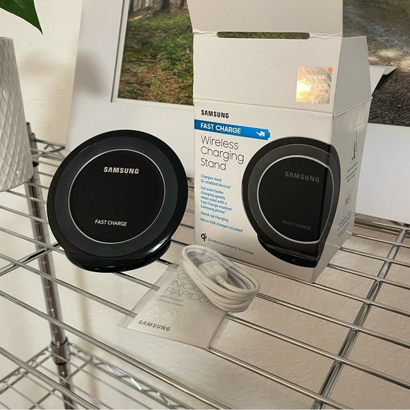 Samsung Fast Charge Stand - Picture 2 of 3